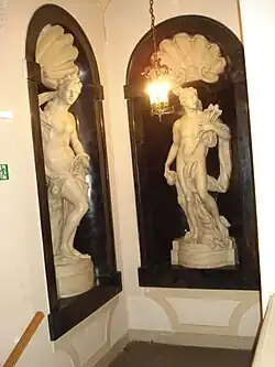 Skulpturen im Stiegenhaus