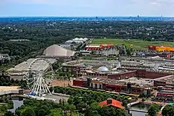 Mai 2024: Blick vom Gasometer, links und rechts das Einkaufszentrum, links oben das Musicaltheater, links unten das Riesenrad „Eye55“ sowie das „Legoland Discovery Center“, rechts im Hintergrund die Freizeitanlage „Topgolf Oberhausen“