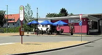 Blick über den Busbahnhof zum Bahnsteig