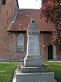 Gefallenendenkmal vor Kirche