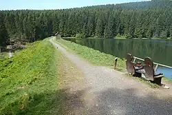 Typische Ruhebank des Liebesbankweges am Neuen Grumbacher Teich als Überblick und im Detail