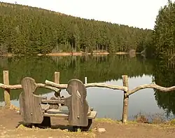Typische Ruhebank des Liebesbankweges am Neuen Grumbacher Teich als Überblick und im Detail