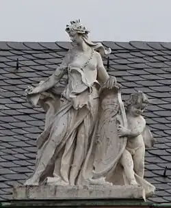 10. Jägerei – Putto, Armbrust, Schild, Königswappen.