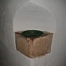 Weihwasserbe­cken, datiert 1688, im Vorraum