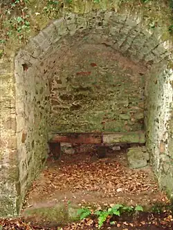 Schutzstollen mit Sitzbank