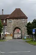 Erleinhofer Tor der alten Wehrmauer, das als einziges Tor bewohnt ist