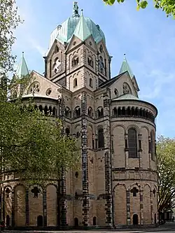 St. Quirinus, Neuss: Laternenturm, vier Flankentürme, Trikonchus