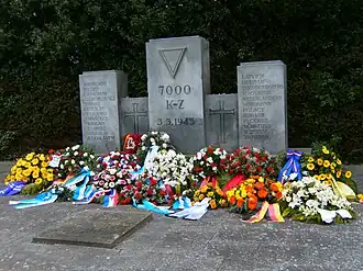 Gedenkstein im Ehrenfriedhof Cap Arcona am Strand in Neustadt in Holstein zur Erinnerung an die 7000 Toten. Gedenken 70 Jahre. Auf dem Ehrenfriedhof am Strand in Neustadt/Holstein ruhen 621 Opfer.