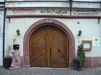 Torbogen eines alten Wirtshauses in der Altstadt