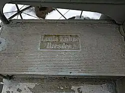 Jede der gusseisernen Stufen des Aussichtsturms ist mit Louis Kühne. Dresden. beschriftet