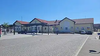 Vorplatz und Empfangsgebäude