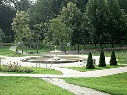 Marmorspringbrunnen auf der Hauptachse