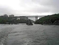 Spuyten Duyvil Swing Bridge sowie Henry Hudson Bridge, vom Hudson River aus gesehen (September 2010)