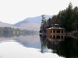 Neue und alte Bootshäuser