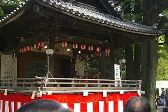 Nō-Bühne (während des Azaleenfestes im April)