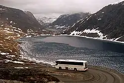 Ein Bus bei der Talfahrt vom Dalsnibba auf dem Nibbevegen