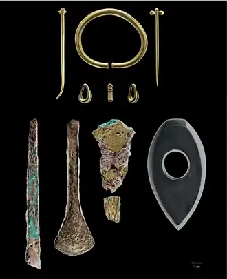 Goldschmuck, Bronzegeräte und Dioritaxt