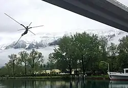 Vor dem Hintergrund eines wolkenverhangenen und schneebedeckten Bergkamms wird die moderne Bronzeskulptur «Grand Archange» (zu deutsch: Grosser Erzengel) gezeigt. Der Engel hat keine klassischen Flügel. Diese wurden vom Künstler durch gekreuzte Metallstangen ersetzt. Die Figur ist mit dünnen Stahlseilen, die für alle Betrachter kaum zu sehen sind, am Goldswil-Viadukt befestigt und scheint dadurch beinahe frei in der Luft zu schweben.