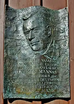 Gedenktafel am Sommerhaus von Thomas Mann in Nida (dt. Nidden), Litauen.