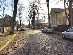 Niebergallstraße, Blickrichtung Dahme. Ganz hinten rechts ist das genannte Gebäude zu sehen.