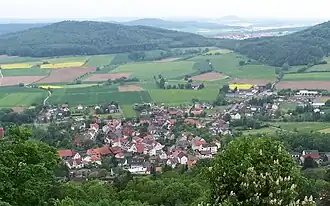 Blick vom Hessenturm auf dem Niedensteiner Kopf auf Niedenstein (vorn) und den Emser Berg (links)