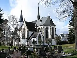 Pfarrkirche, vom Friedhof aus gesehen