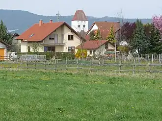 Ortsbild mit Kirchturm