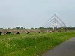 Im Hintergrund die Niederrheinbrücke