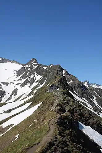 Blick über das Niedersachsenhaus auf den Neunerkogel
