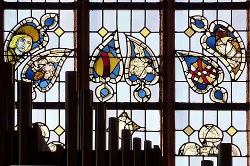 Fenster der Westfassade mit mittelalterlichen Fragmenten