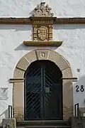 Portal mit Wappen und Datierung