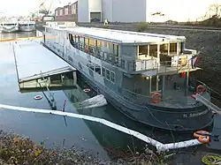 Dach der gesunkenen Pure-Liner 2 am Tag nach der Havarie bei Pegelstand 515 und einige Tage später bei Pegelstand 286; rechts zunächst noch das Schwesterschiff Pure-Liner 1.