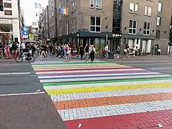 Temporärer Regenbogen-Zebtrastreifen auf dem Nieuwendijk