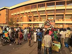 Zuschauer beim Verlassen des Stadions (2018)