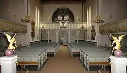 Blick vom Chor auf die Hauptorgel mit 41 Registern, 3 Manualen, 1 Pedal und Rückpositiv. Sie wurde 1967 bei Th. Frobenius & Sønner gebaut; es ist die dritte Orgel dieser Kirche seit 1872