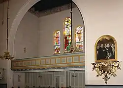 Seitenschiff-Ost mit Glasmalerei: Die Fenster mit den Motiven Judaskuss, Kreuzigung und Auferstehung sind von 1949 und durch eine Sammlung in der Kirche finanziert