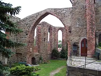 Nikolaikirchenruine mit Friedhof (2006)