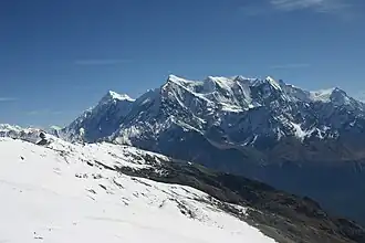 Blick von Nordosten auf Tilicho Peak, Nilgiri-Nord, -Mittel und -Süd, sowie dahinter Annapurna, Fang und A. Süd
