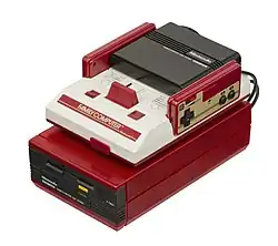 Famicom Disk System (unten) angeschlossen an ein Famicom