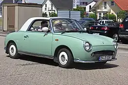 Nissan Figaro in Fahrt