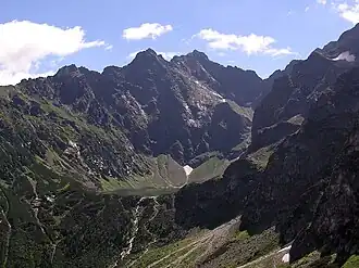 Żabi Mnich (ganz links) vom Bergsee Meerauge
