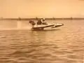Jimmy Rodgers im Prototyp des Hydroplanes „No-Vac“. Er stellte im Juni 1933 den weltweiten Geschwindigkeitsrekord für Wasseraußenborder von 78 mph (125,52 km/h) auf