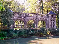 Reste der ehemaligen Fassade des Schlosses Sarcus