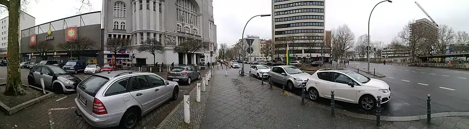 Der Standort des Imbisswagens auf dem Nollendorfplatz (am Ende zwischen Baum und Absperrpfeilern).