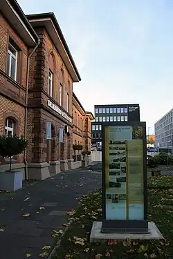 Ansicht der Fassade mit der Gedenkstele zum Nordbahnhof und den Deportationen, 2021