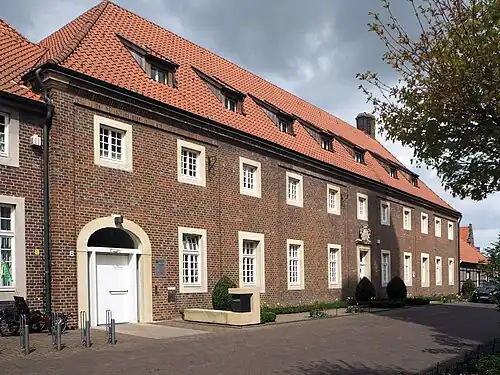 Ehemaliges Armenhaus, (1730–33) jetzt Verwaltung einer Kinderheilstätte