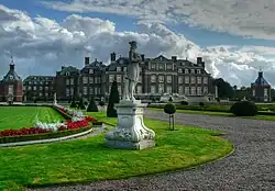 Im Garten von Schloss Nordkirchen ("Bischofsresidenz") wurde die "Golfspielszene/Treffen mit dem Bischof" gedreht.