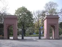 Toranlage am Nordende des Biebricher Schlossparks