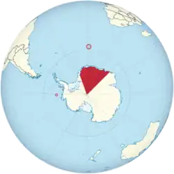 Karte der Antarktis, von den umliegenden Ozeanen sowie dem Süden von Südamerika, Australien und Afrikas. Farblich hervorgehoben ist ein Sektor der Antarktis sowie zwei kleine Inseln.