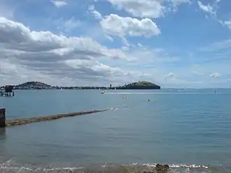 North Head von Süden vom Tamaki Drive aus gesehen. Westlich ist Mount Victoria zu sehen.